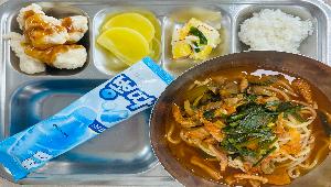 보조밥 ,해물짬뽕 (5.6.8.9.17.18),통안심치킨꿔바로우＆소스 (1.5.6.10.12.13.18),백김치 (9),저염얇은반달단무지 ,소다아이스크림 (1.2.5)
 ,