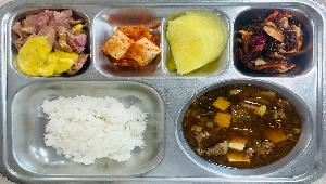 친환경쌀밥 ,비빔야채막국수 (3.6.13),차돌된장찌개 (5.6.13.16),오리바비큐＆홀그레인머스터드 (1.5.6.13),배추김치 (9),레몬무쌈 
 ,