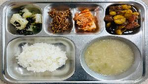 친환경쌀밥 ,들깨무채국 (5.6),한방돈갈비찜 (5.6.10.12.13.18),청포묵김가루무침 (5.6),고추장멸치볶음 (5.6.13),배추김치 (9)
 ,