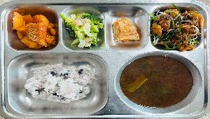 검정콩밥 (5),근대된장국 (5.6),고추장감자조림 (5.6.13),브로콜리새우살볶음 (5.9.13),블랙알리오파닭 (5.6.13.15),배추김치 (9)
 ,