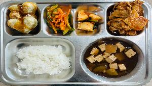 친환경쌀밥 ,호박두부된장국 (5.6),오이도라지무침 (13),돈육김치두루치기 (5.6.9.10.13),하트만두탕수 (1.5.6.10.12.13.16.18),총각김치 (9)
 ,
