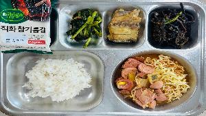 보리밥 ,부대찌개＆라면사리 (1.2.5.6.9.10.12.13.15.16),고사리볶음 (5.6.13),구이김 ,임연수구이 (5.6),열무김치 (9)
 ,
