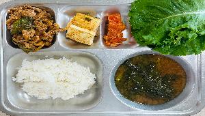 찰현미밥 ,아욱된장국 (5.6),상추쌈 ,오리쌈장볶음 (5),들기름두부구이＆양념장 (5.6),배추김치 (9)
 ,