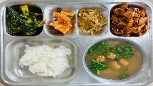 친환경쌀밥 ,꽃떡볼어묵국 (1.5.6),명엽채땅콩조림 (4.5.6.13),청경채겉절이 (13),고추장불고기 (5.6.10.13),총각김치 (9)
 ,