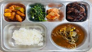 옥수수밥 ,장터국밥 (5.6.13.16),비름나물무침 ,닭자장조림 (5.6.13.15.16),비엔나케첩볶음 (2.5.6.10.12.15.16),배추김치 (9)
 ,