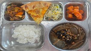 친환경쌀밥 ,냉도토리묵사발 (5.6.9.16),콩나물부추무침 (5),불향주꾸미볶음 (5.6.13),갈릭고르곤졸라피자 (1.2.5.6.10.12.13.15.16),깍두기 (9)
 ,