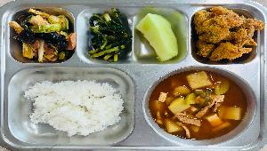 친환경쌀밥 ,고추장찌개 (5.6.10.13),마라부대볶음 (1.2.5.6.10.13.15.16),수제뿌링클순살치킨 (2.5.6.13.15),열무김치 (9),멜론 
 ,