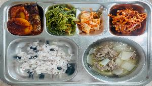 검정콩밥 (5),소고기무국 (5.6.16),갈치감자조림 (5.6.13),진미채야채무침 (5.6.13.17),미역줄기볶음 (5.13),배추김치 (9)
 ,