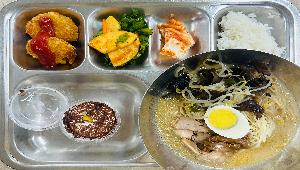 보조밥 ,돈코츠라멘 (1.2.5.6.10.13.15.16),치커리사과겉절이 (13),고구마치즈고로케＆케첩 (1.2.5.6.12),배추김치 (9),공주밤 티라미수 컵케익 (1.2.5.6)
 ,