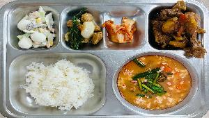 찰현미밥 ,짬뽕순두부국 (5.6.9.13.17.18),양배추마요범벅 (1.5.13),안동찜닭 (5.6.13.15),볼어묵꽈리고추볶음 (1.5.6.13),배추김치 (9)
 ,