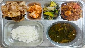 친환경쌀밥 ,아욱된장국 (5.6),낙지불고기새우 (5.6.9.10.13),가지애호박볶음 (5.6),타코야끼 (1.2.5.6.7.13.18),배추김치 (9)
 ,