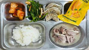 친환경쌀밥 ,돼지국밥 (2.5.6.9.10),갈비만두 (1.5.6.10.16.18),부추양파무침 (5.6.13),섞박지 (9),아이스망고스틱 (1.2.5)
 ,