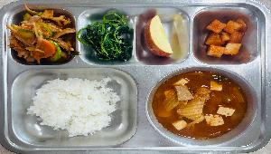 친환경쌀밥 ,두부김치찌개 (5.6.9.10),시금치무침 (5.6),불맛오징어야채볶음 (5.6.13.17),깍두기 (9),사과 
 ,